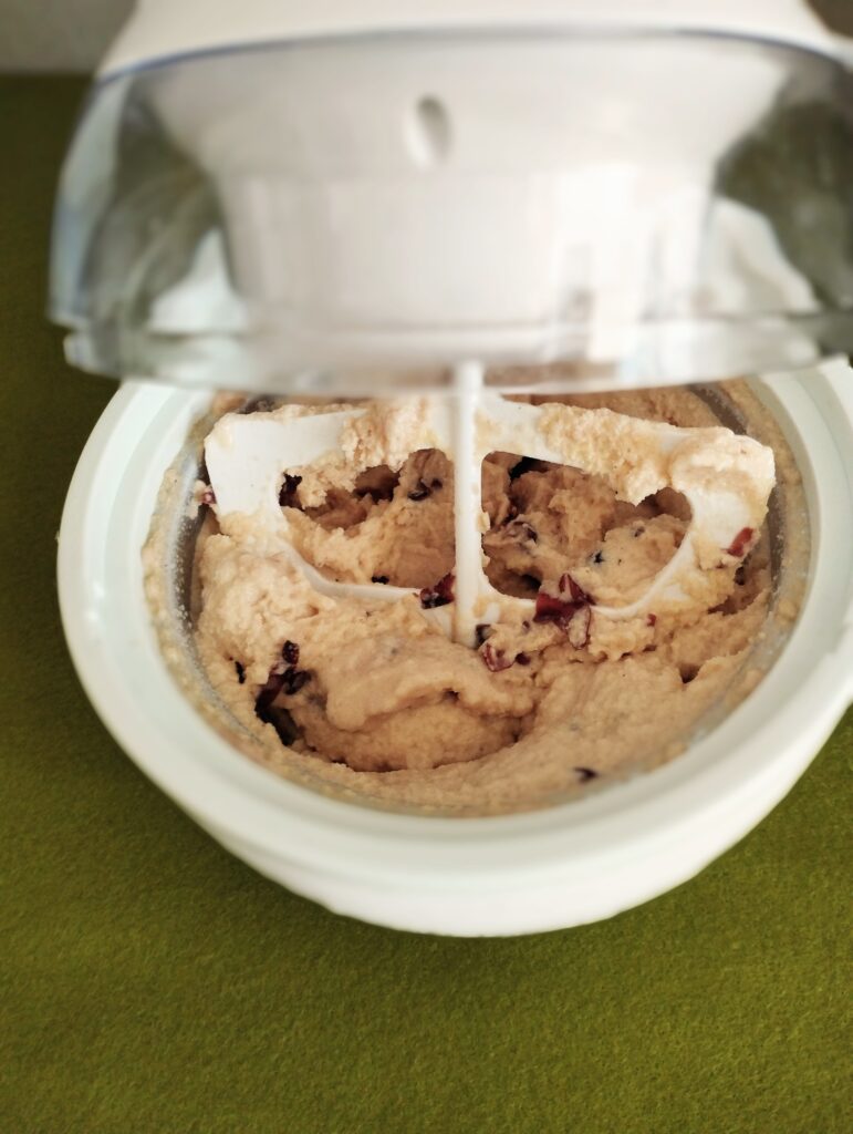 ゆで小豆とココナツパウダーをまぜてアイスクリームをつくった写真です。ふんわり軽い仕上がりになっています。