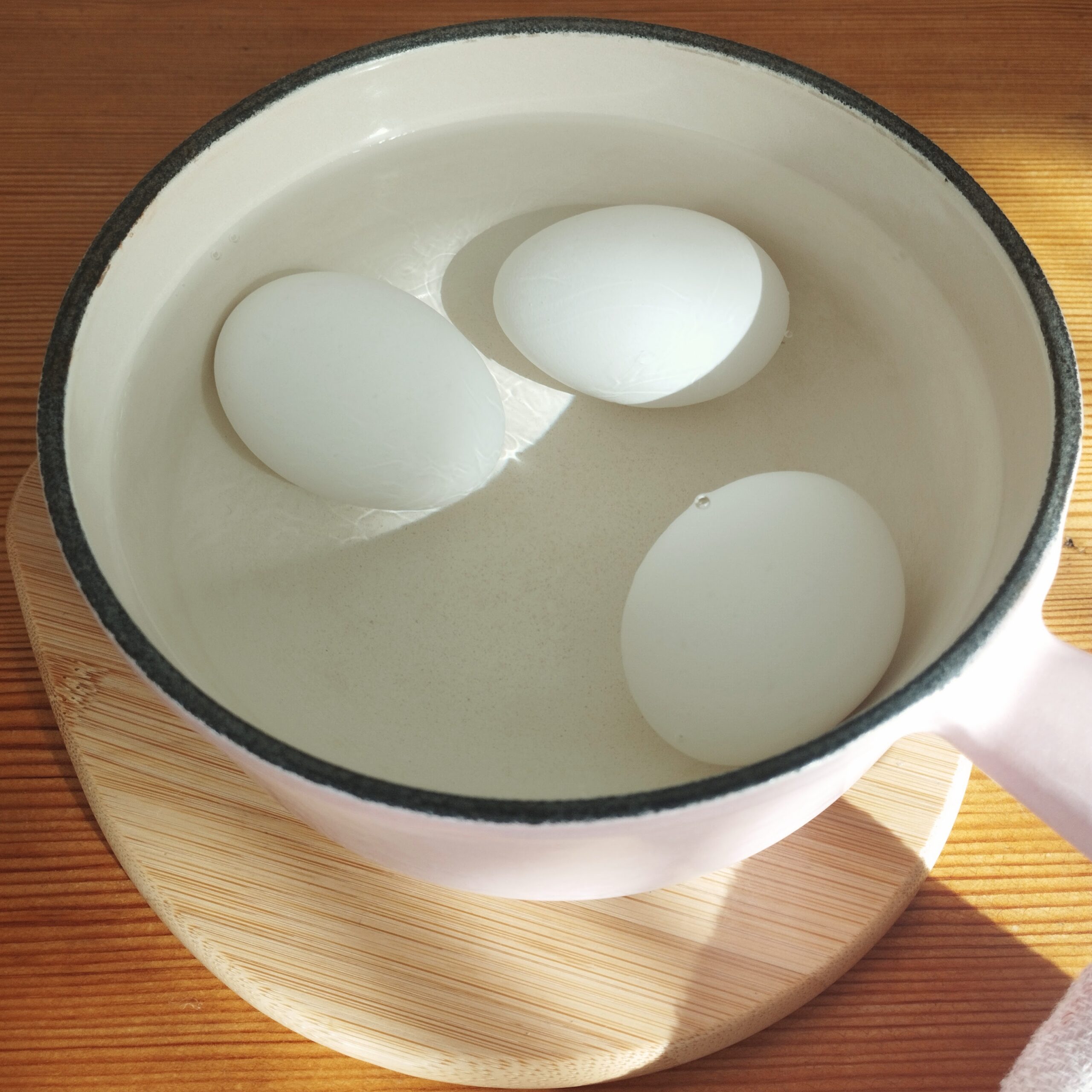 ルクルーゼの片手鍋で温泉卵をつくっている写真です